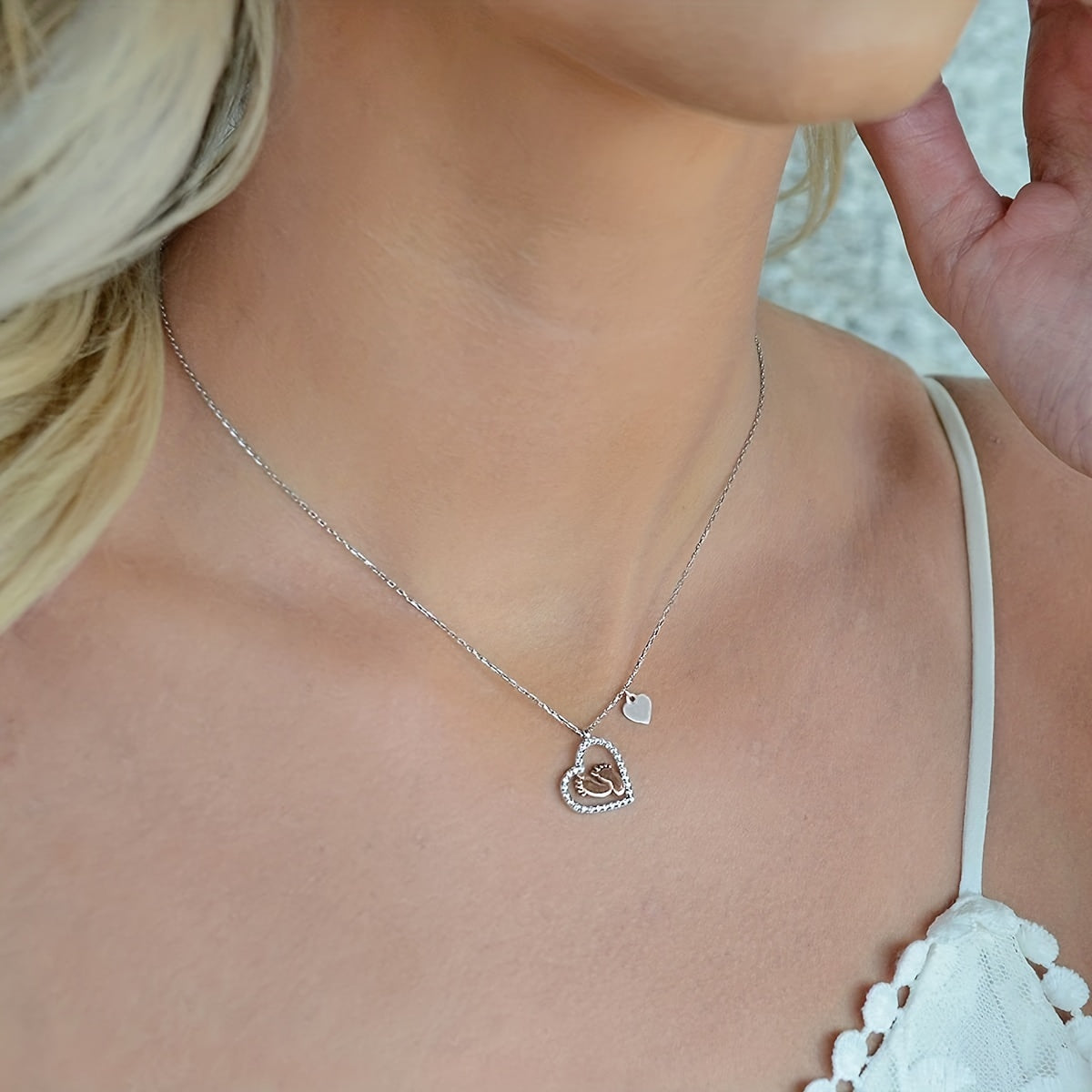 Trendy Heart-Shaped Baby Foot Pendant Necklace - Hypoallergenic Zinc Alloy, Adjustable Chain, Gift Box Included, Birthday, Christmas, Mother's Day Gift Idea for Mom, Grandma, Wife, Girlfriend, Decorative Accessories